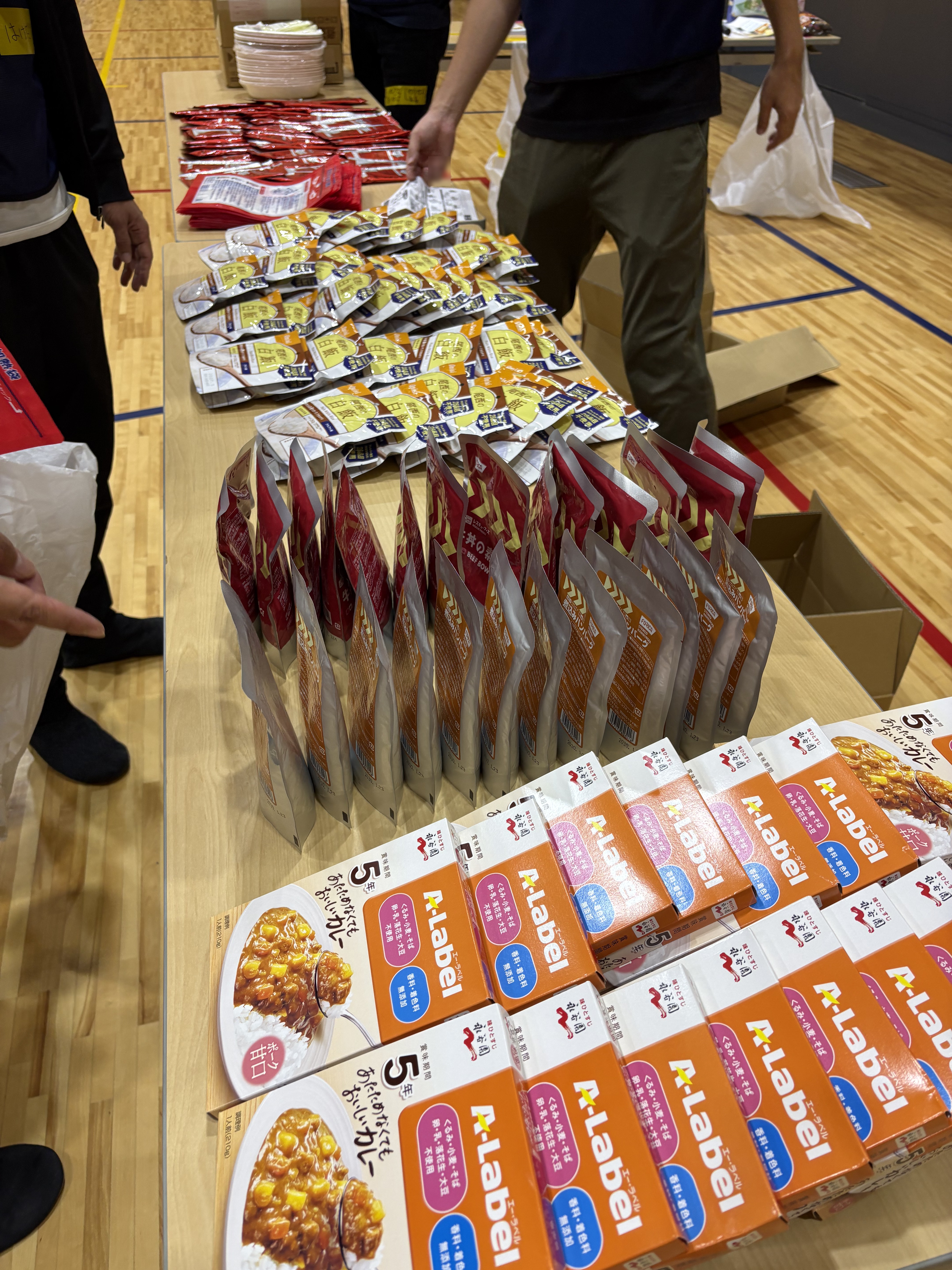 非常食パッケージが並ぶ準備の様子