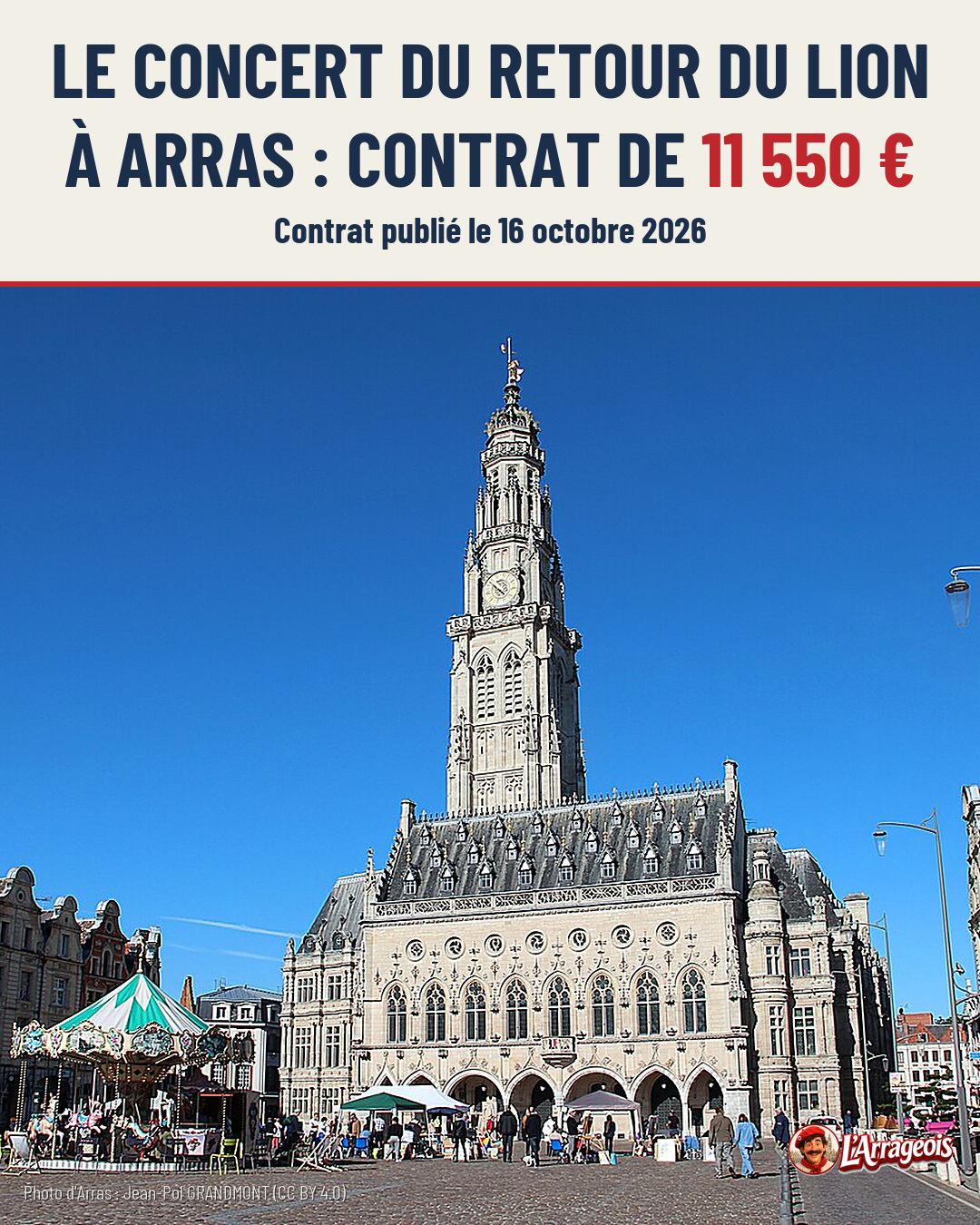 La flèche gothique de la Halle aux Draps d'Arras s'élève au-dessus de la place, avec un manège et des visiteurs au premier plan.