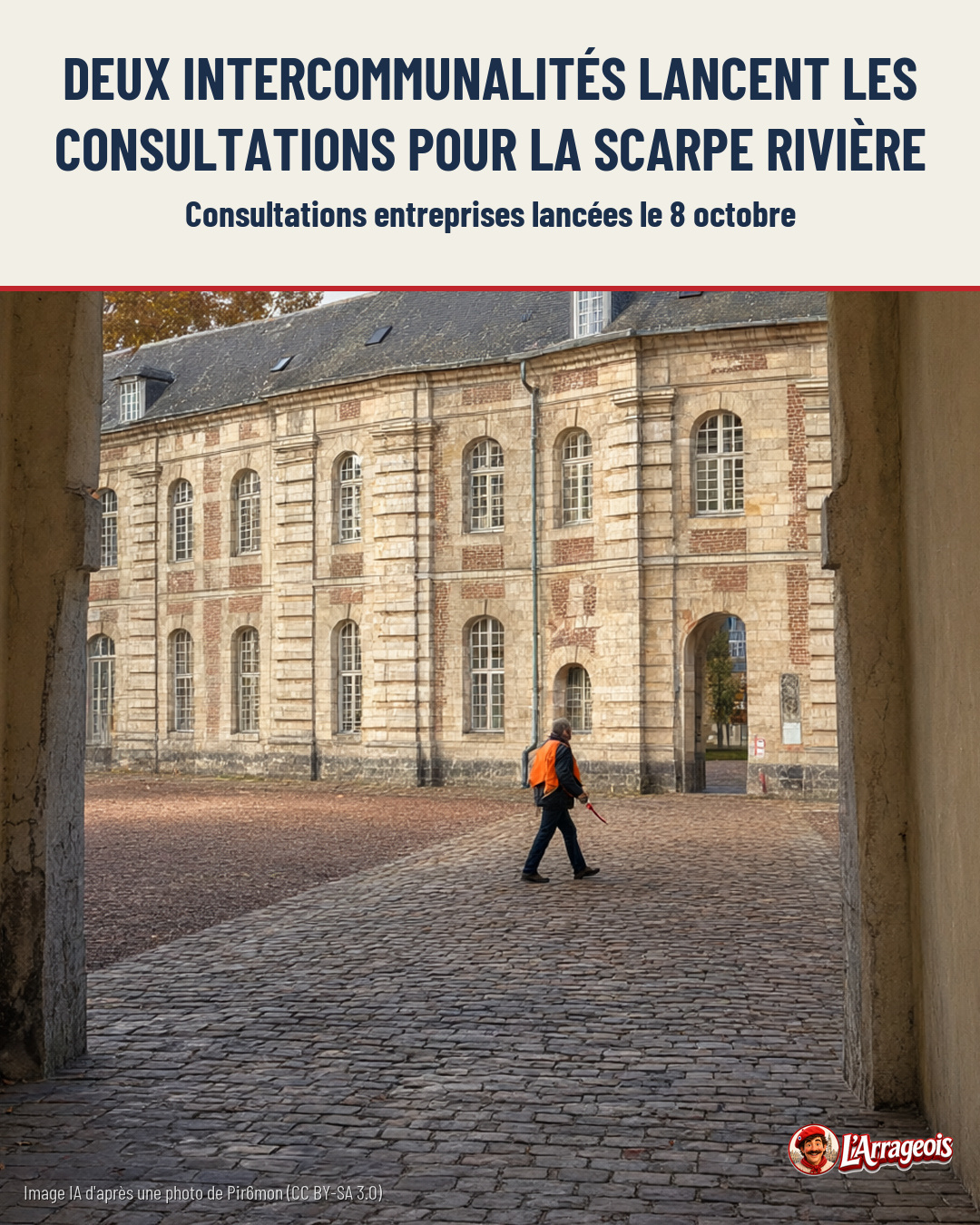 Un homme en gilet orange traverse une cour pavée de pierres, devant un grand bâtiment en pierre à fenêtres arquées, vu à travers un passage.