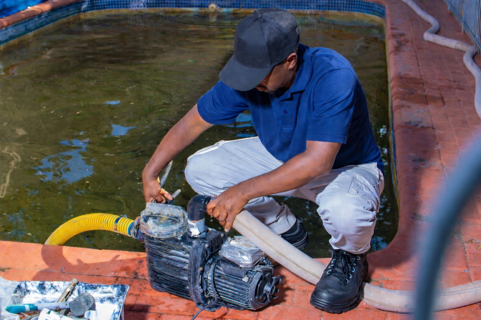 siWAwa technician repairing a pool pump