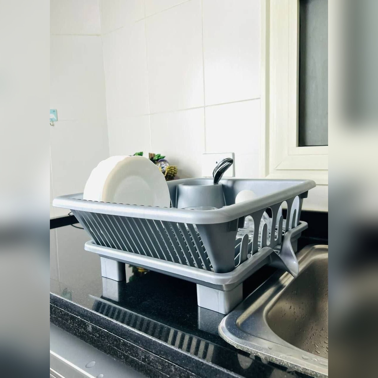 مطبقية وصفاية أطباق وأكواب حوض بقاعدة تصريف