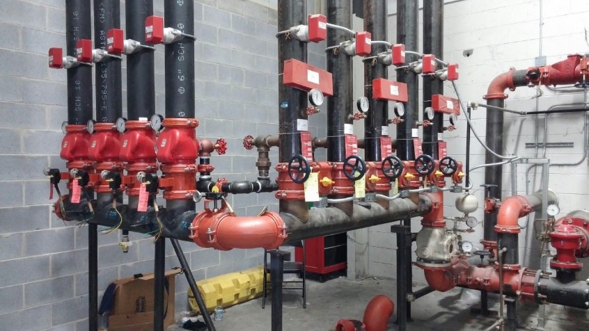 ¿Se deben pintar las tuberías de agua contra incendios color