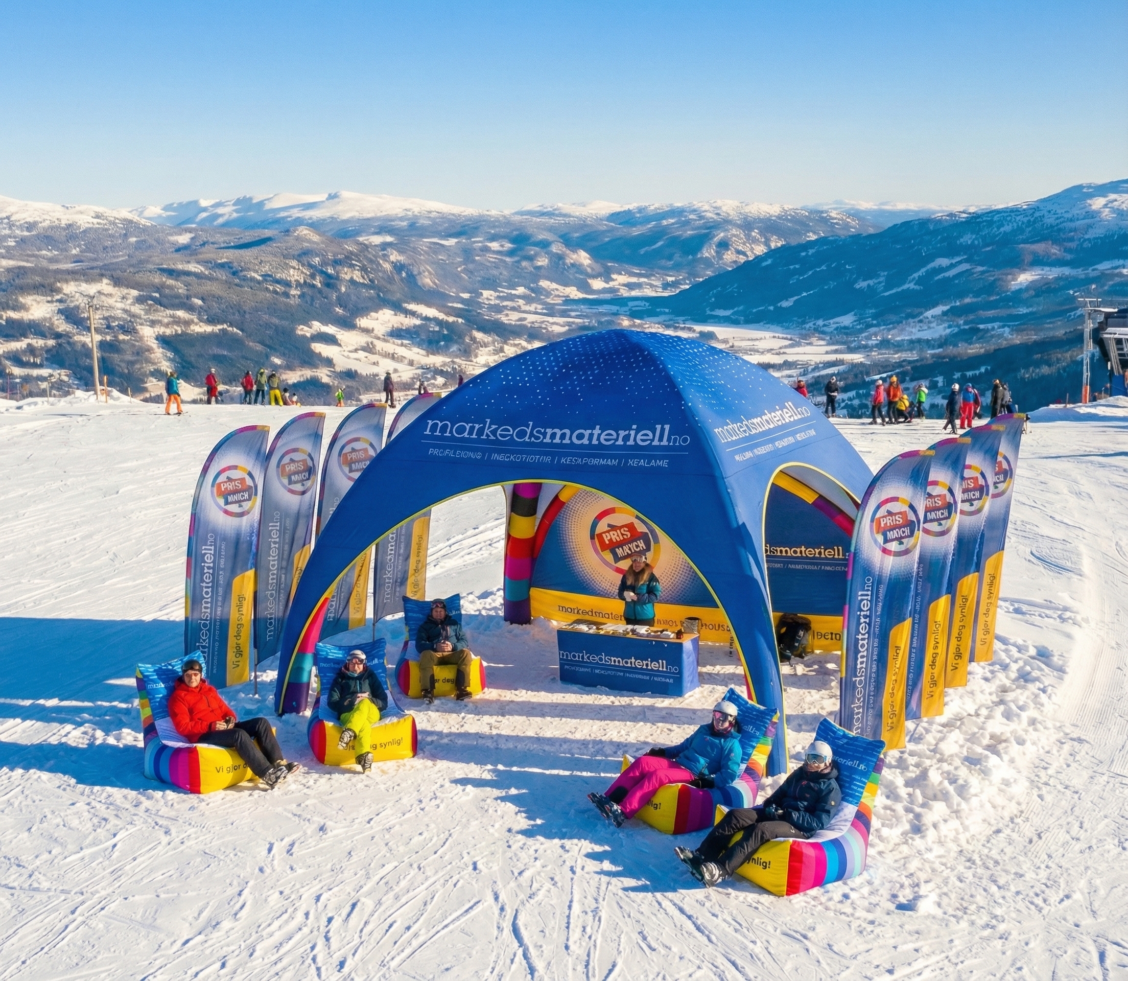 Oppblåsbart eventtelt med beachflagg på toppen av en alpinbakke, panoramautsikt over snødekte fjell