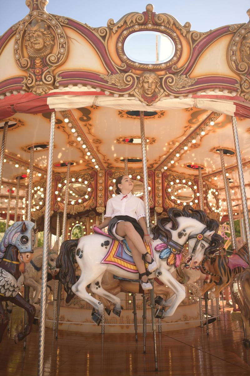 Niña vestida de manchega en el carrusel de la Feria