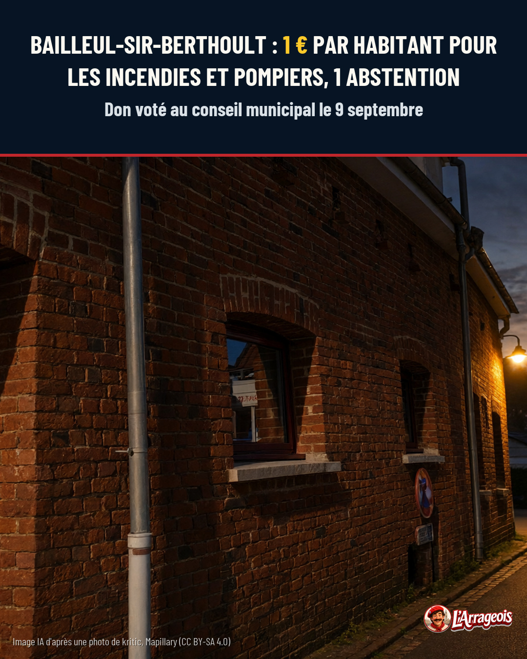 Façade en brique rouge d'un bâtiment municipal éclairée au crépuscule, avec une gouttière métallique, une fenêtre et une lampe de rue allumée.