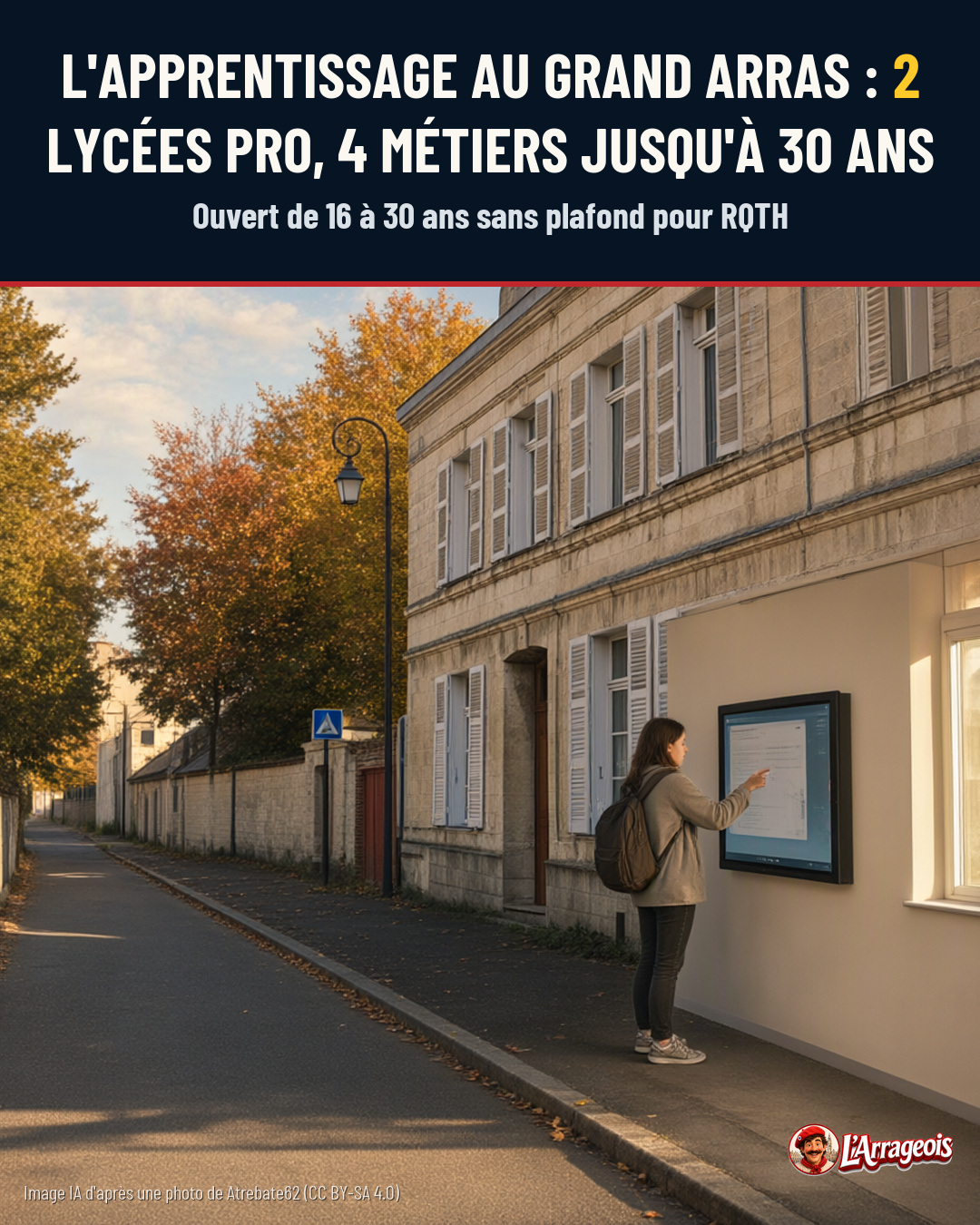 Une jeune femme avec un sac à dos pointe un écran interactif posé sur un mur, devant une rue calme bordée d'arbres automnaux et d'un bâtiment à volets.