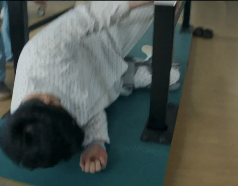 신입사원 강회장 1화 줄거리 흐름 은퇴 선언, 뺑소니 사고, 황준현 몸으로 깨어난 강용호 장면 이미지 7