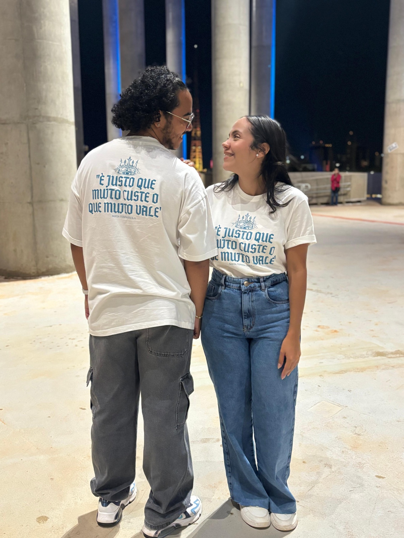 Casal usando camiseta Preço Justo da HACE
