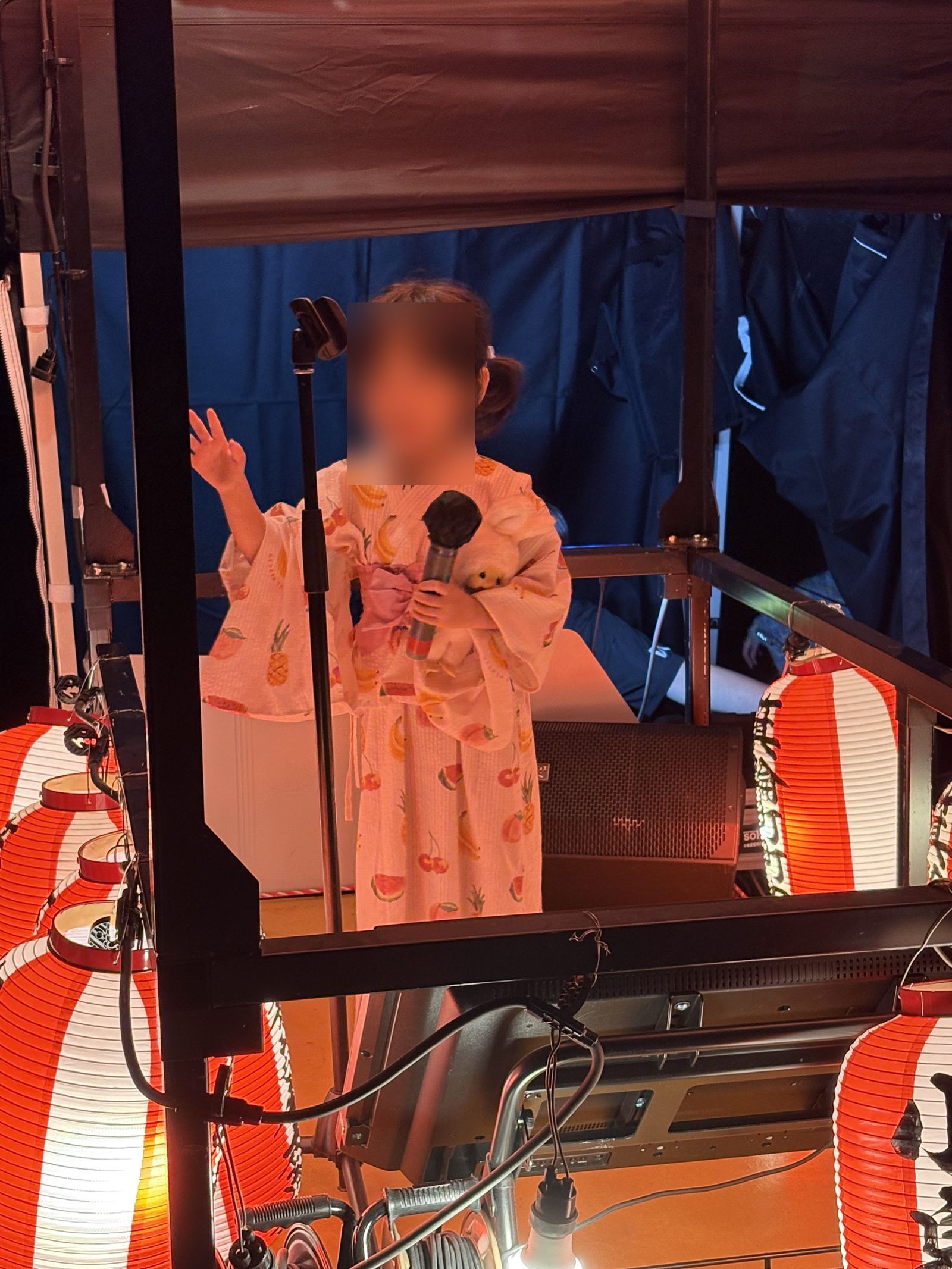 カラオケやぐらで別の子が歌う様子