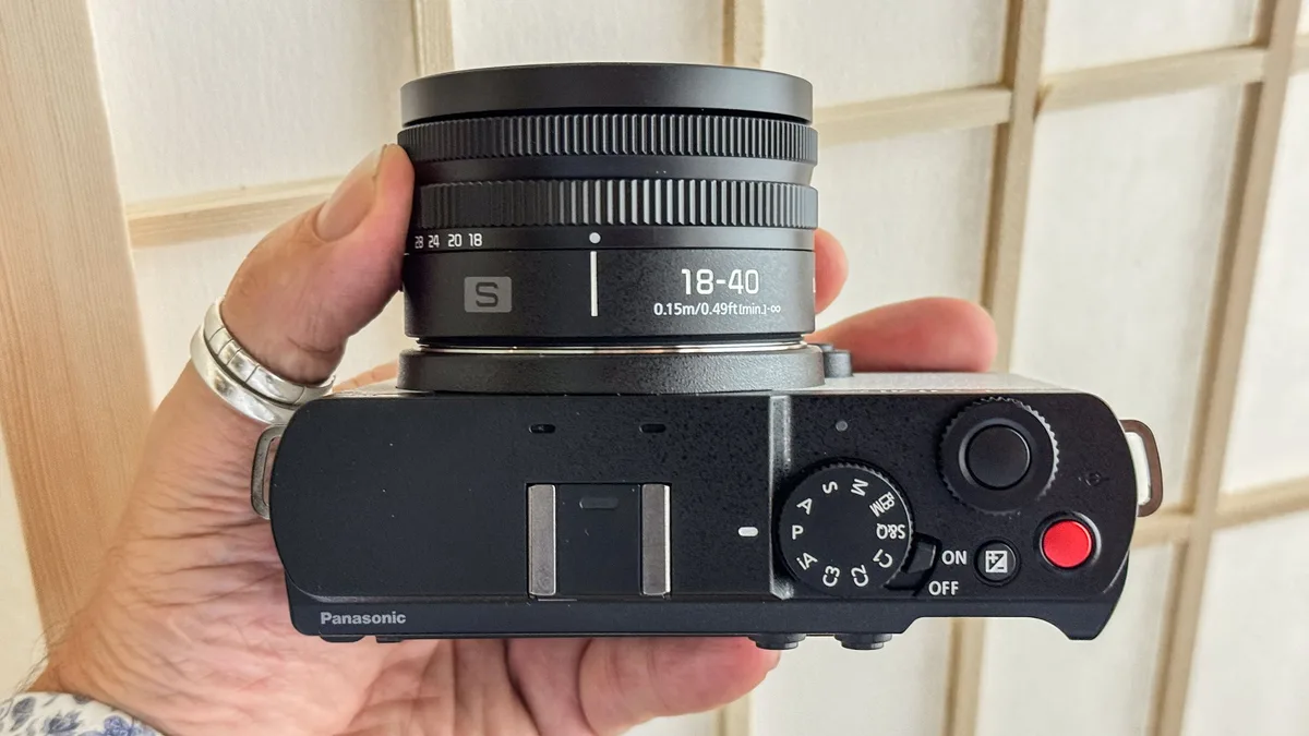Panasonic Lumix S9: Full-frame nhỏ gọn như P&S, giá hời khó tin! - Hình 1