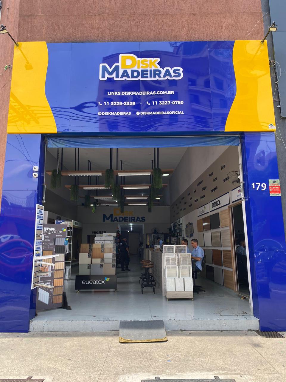 Equipe de atendimento da Disk Madeiras no showroom da loja do Brás
