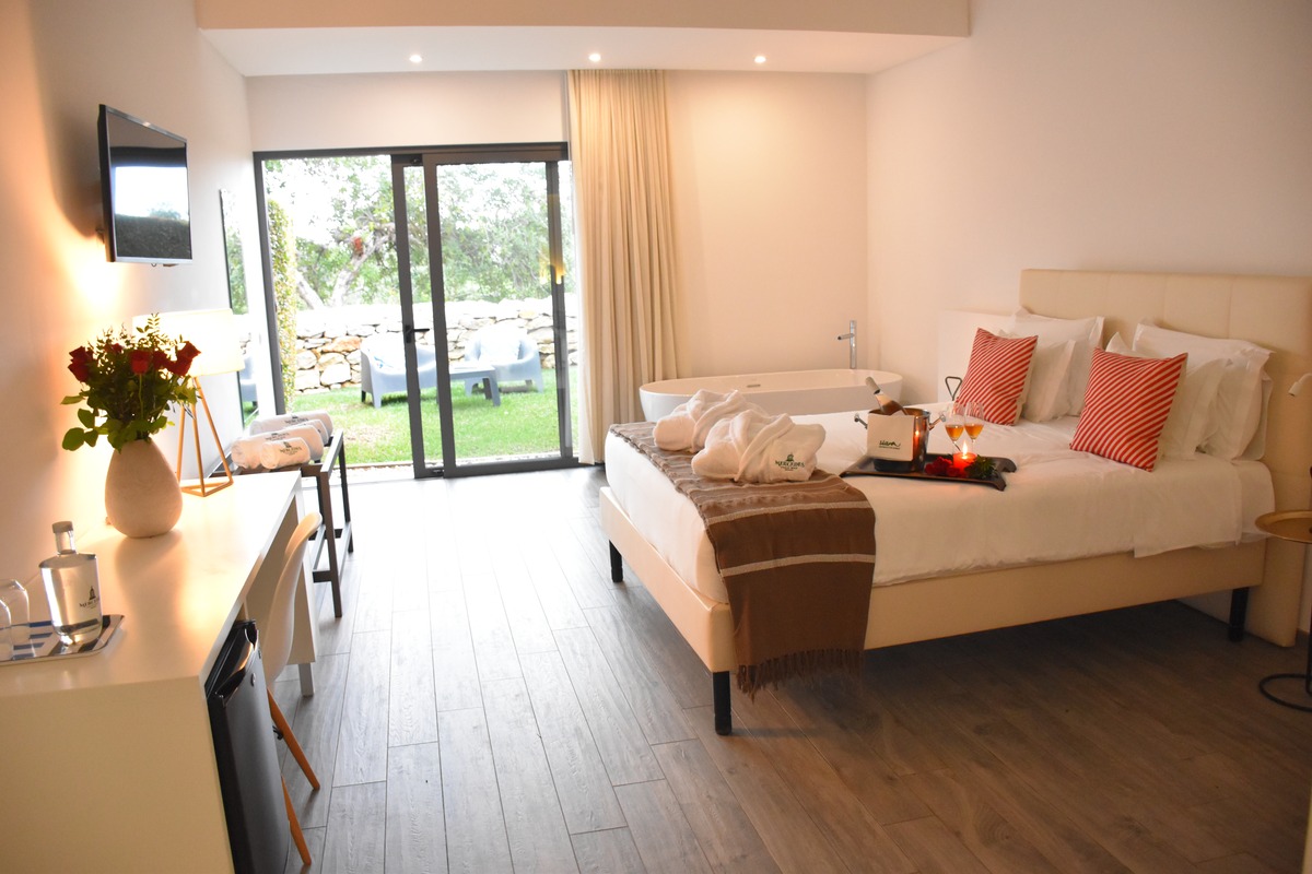 Quarto Duplo com Jardim — quarto com banheira independente e acesso ao jardim