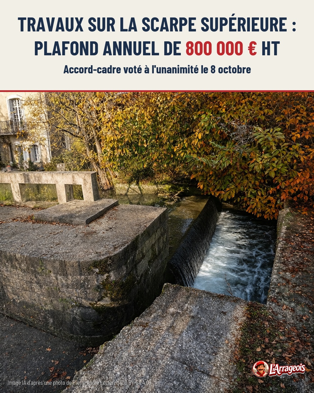 Une rivière étroite coule entre des ouvrages en pierre, avec une cascade et des arbres aux feuilles d'automne en arrière-plan.