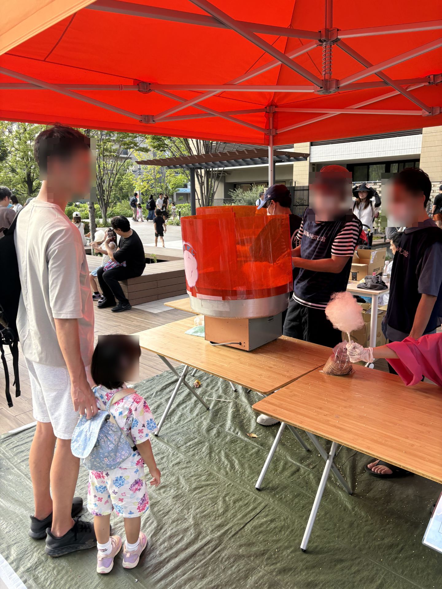 かき氷ブースで親子がわたあめを待つ様子