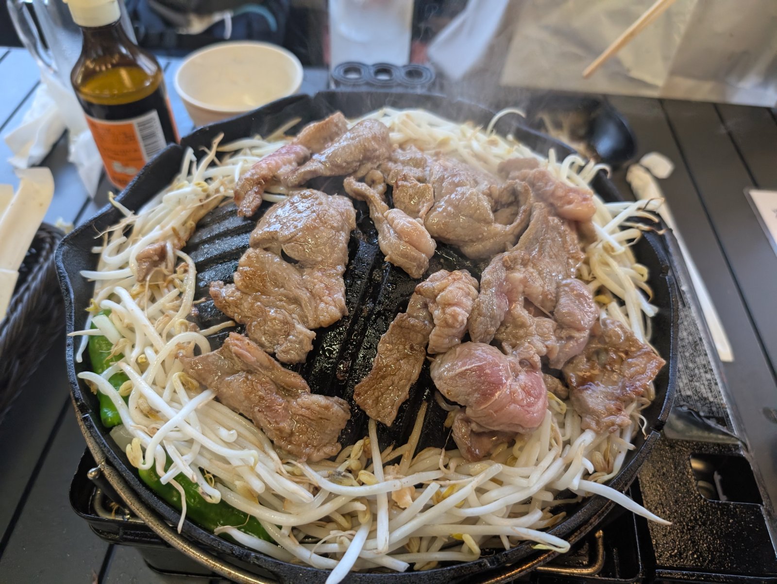 ジンギスカン鍋でラム肉ともやしを焼いている様子