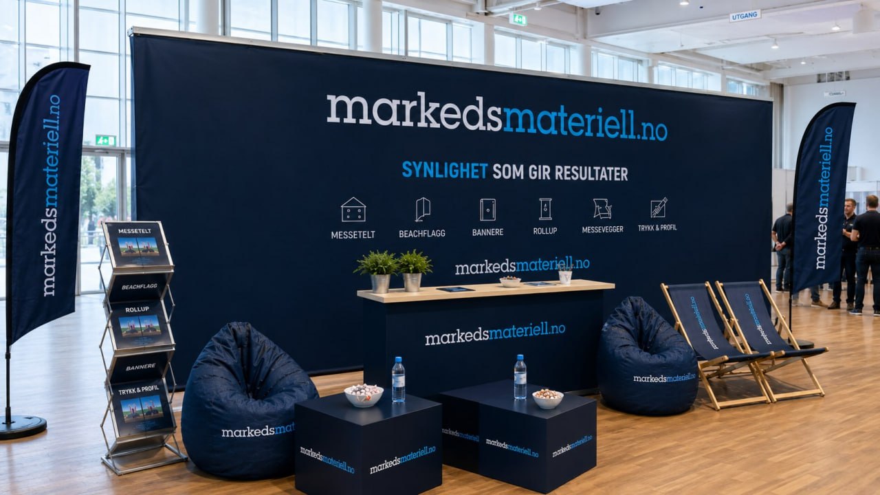 Innendørs messestand med stor markedsmateriell.no messevegg bakvegg og beachflagg