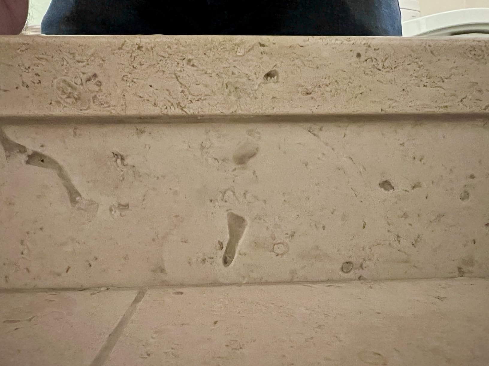 Piedra de baño limpia después del gel