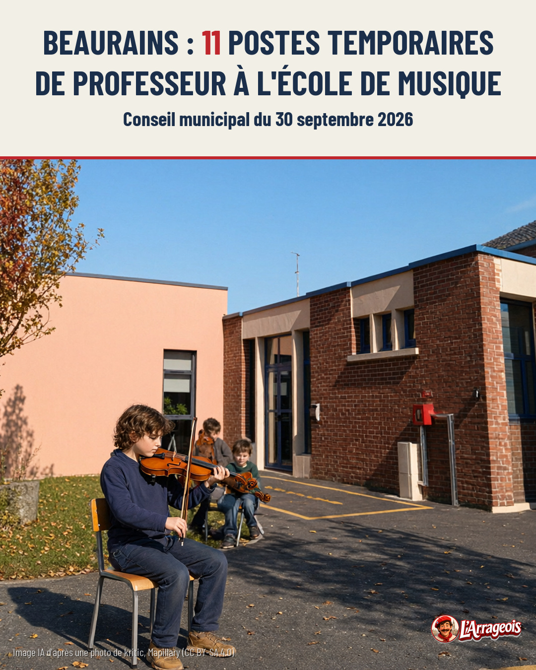 Un garçon joue du violon sur une chaise devant un bâtiment en brique, avec d'autres enfants au loin.