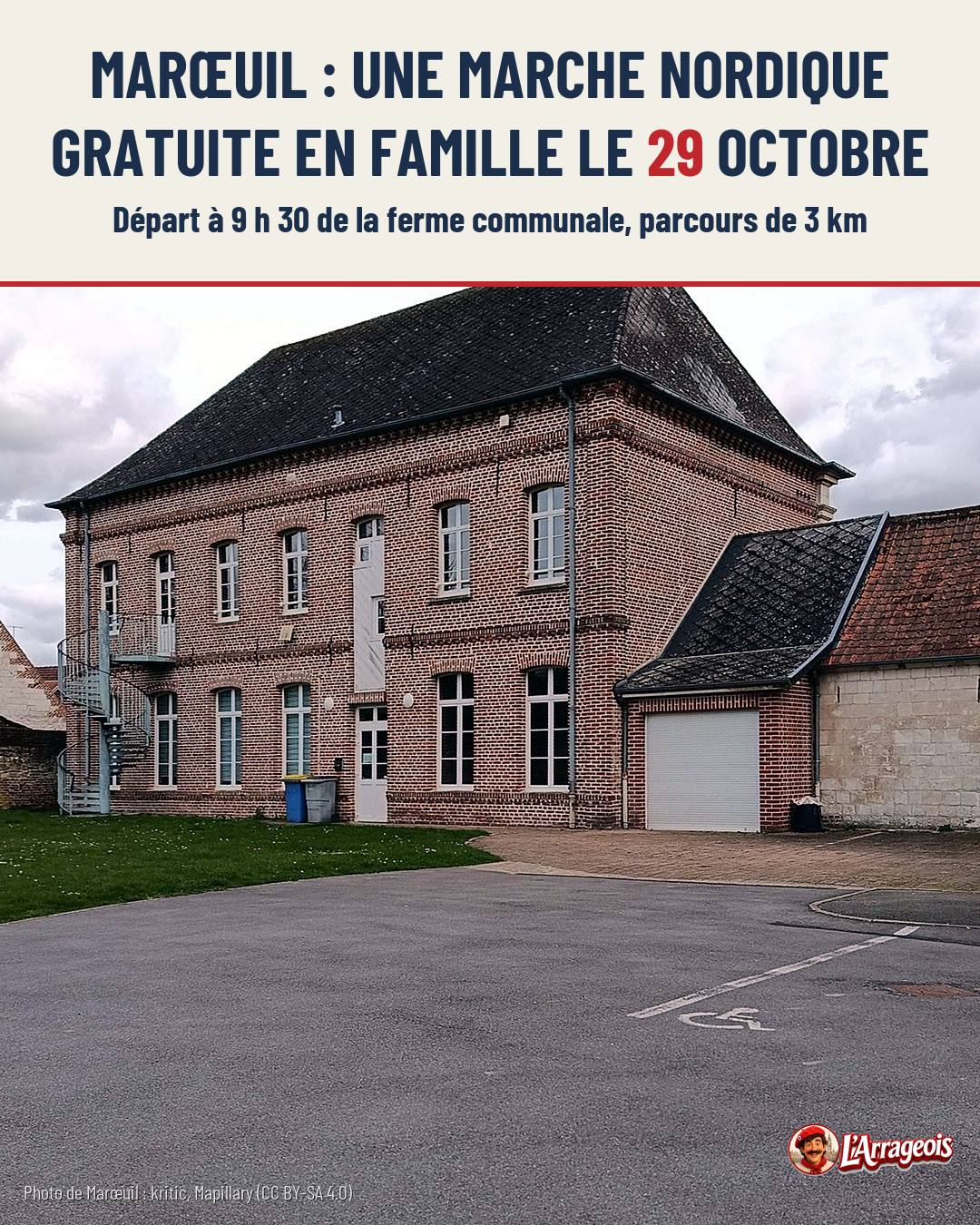Bâtiment en brique rouge de deux étages avec toit en ardoise, garage attenant, pelouse et parking devant.