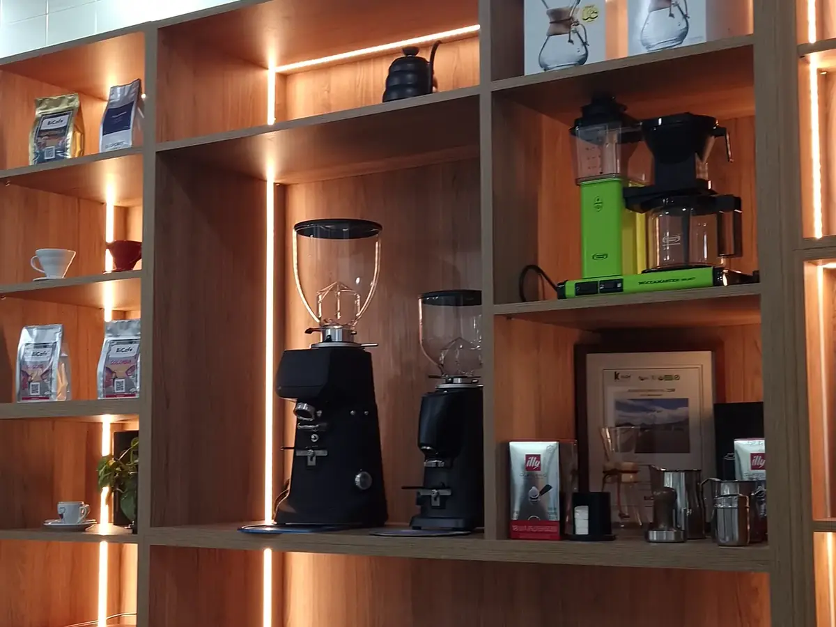 Showroom de Coffee Lovers con equipamiento para café de especialidad