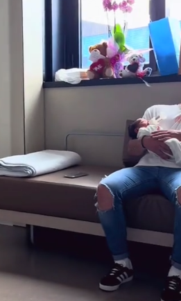 Bebé de 24 hora comiendo solo Bebé de 24 hora comiendo solo