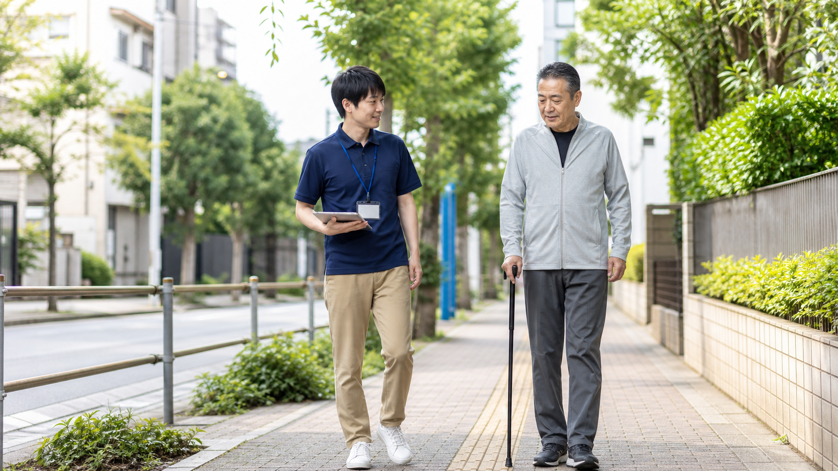 脳卒中後の屋外歩行を専門職が安全に確認している場面