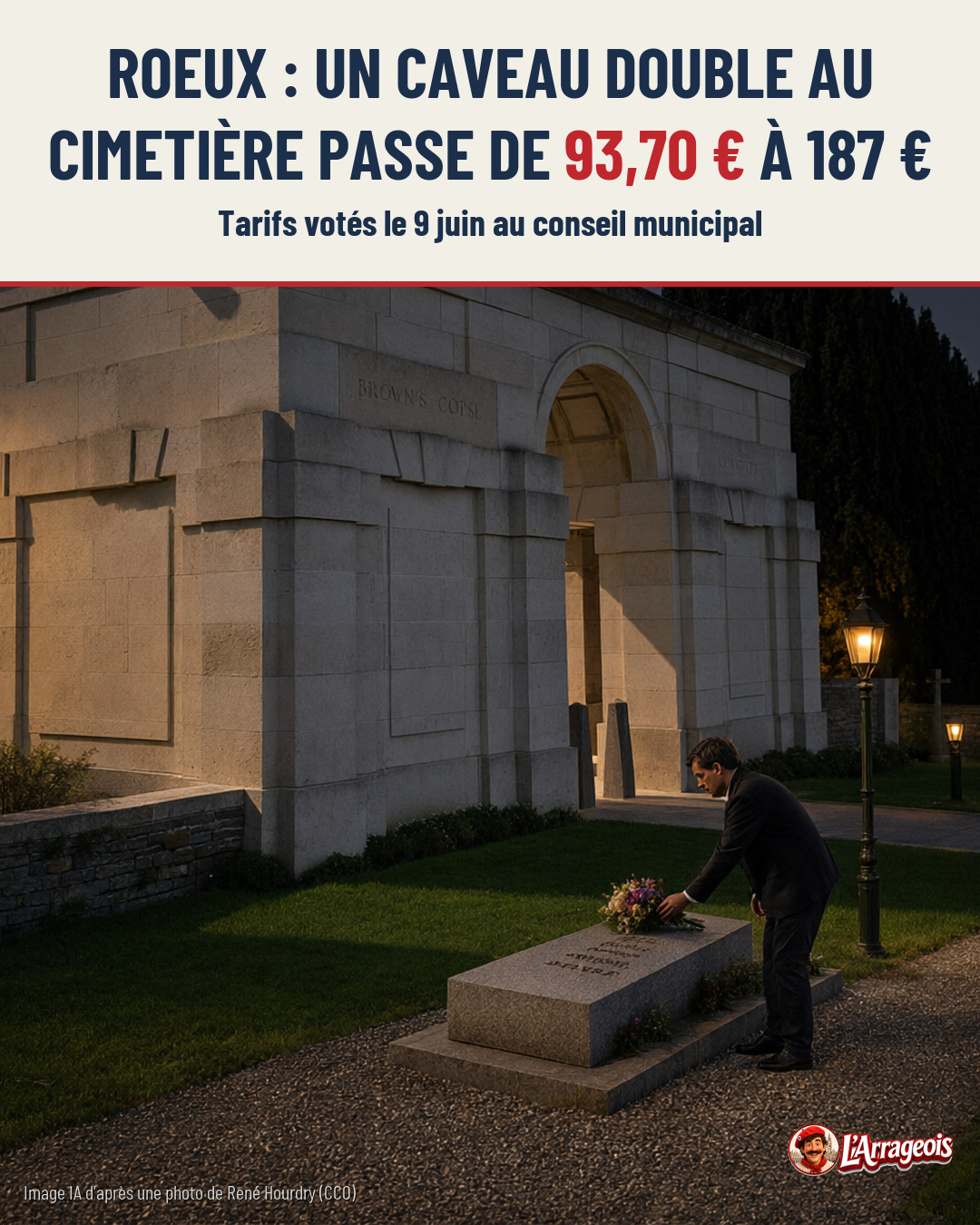 Un homme dépose des fleurs sur une tombe devant un caveau en pierre, éclairé par des lampadaires au crépuscule.