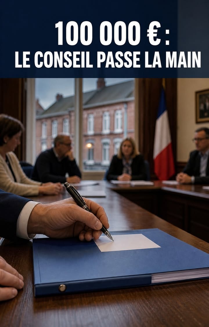 Une main signe un document dans un dossier bleu, devant une table de réunion où plusieurs personnes sont assises.