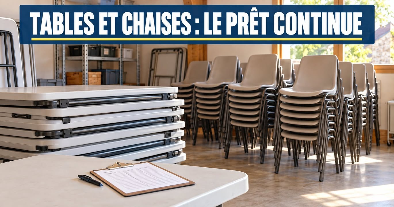 Des tables pliables empilées et des chaises empilées dans une salle, avec un tableau à porteur et un stylo sur une table au premier plan.