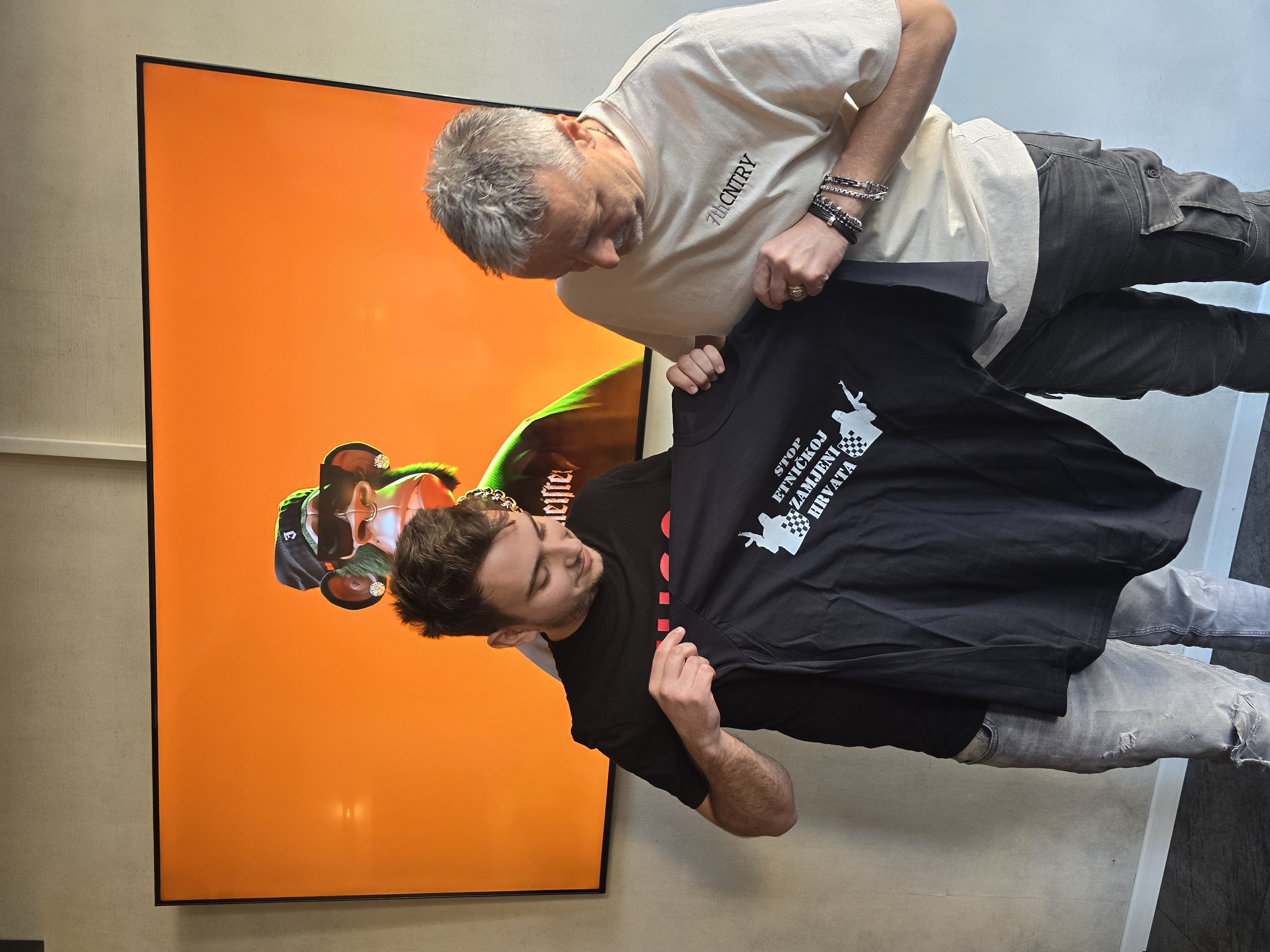 Majica ZBH u rukama Marka Perkovića Thompsona