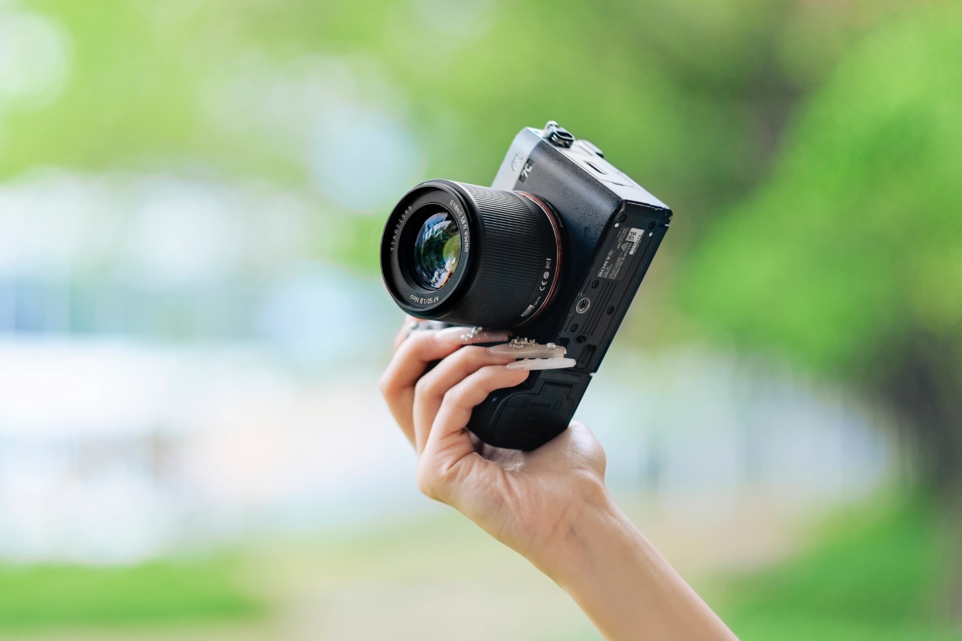 Ngoài trời: nền hậu cảnh mờ mềm nhờ khẩu F1.8