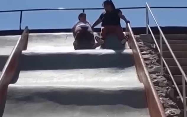 Amigas desestresándose, peandose y riéndose mientras entrenan en el parque