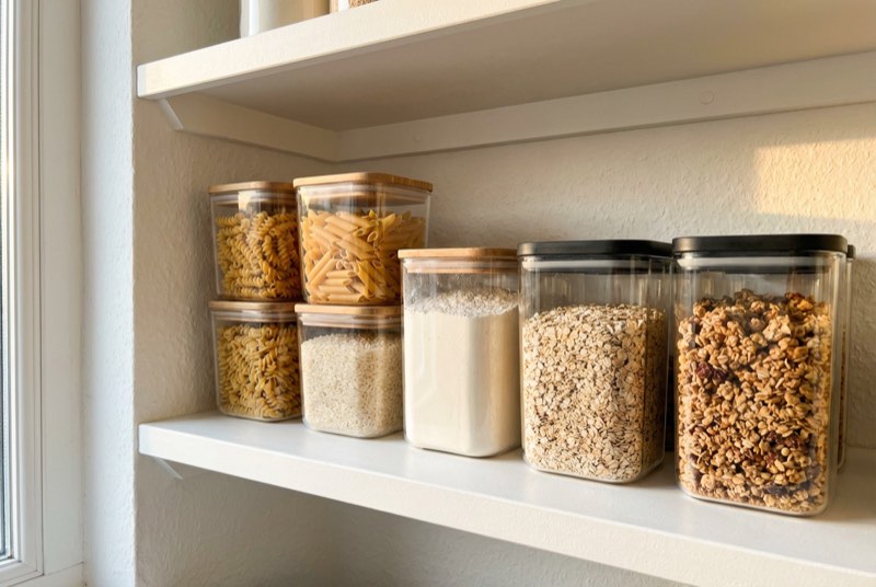 Sauberer Küchenschrank