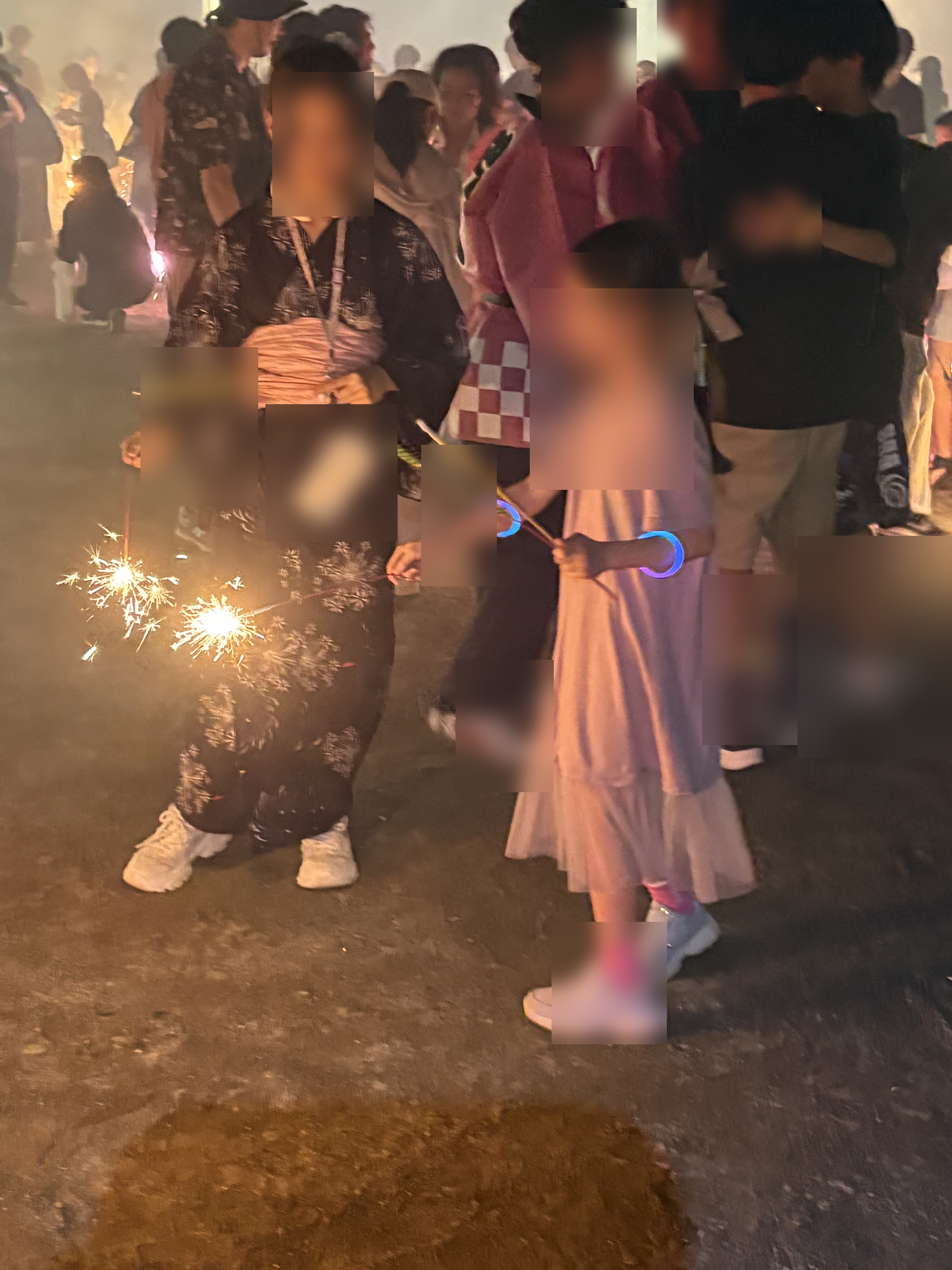 手持ち花火を楽しむ親子