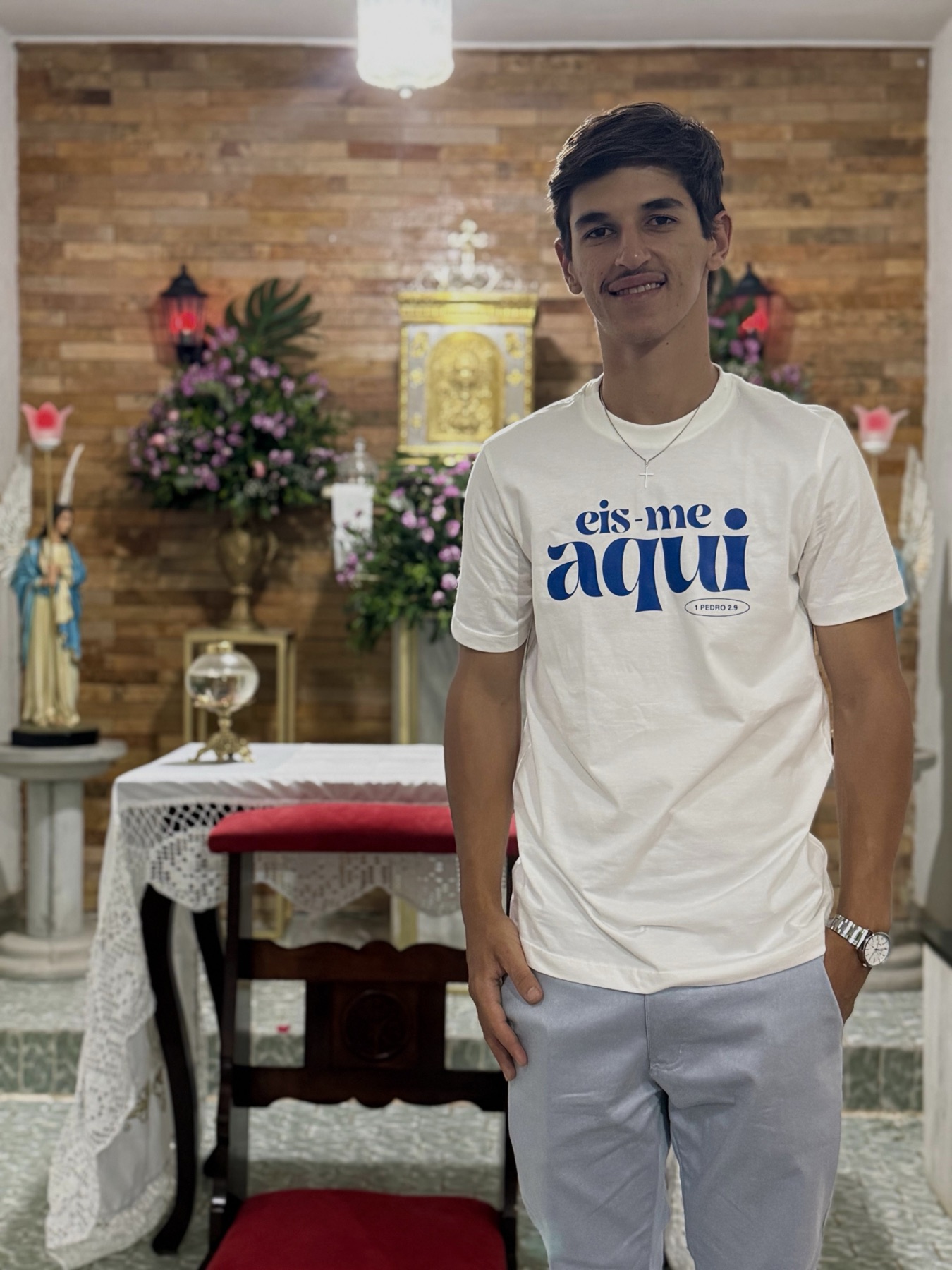 Cliente usando camiseta Eis-me Aqui da HACE