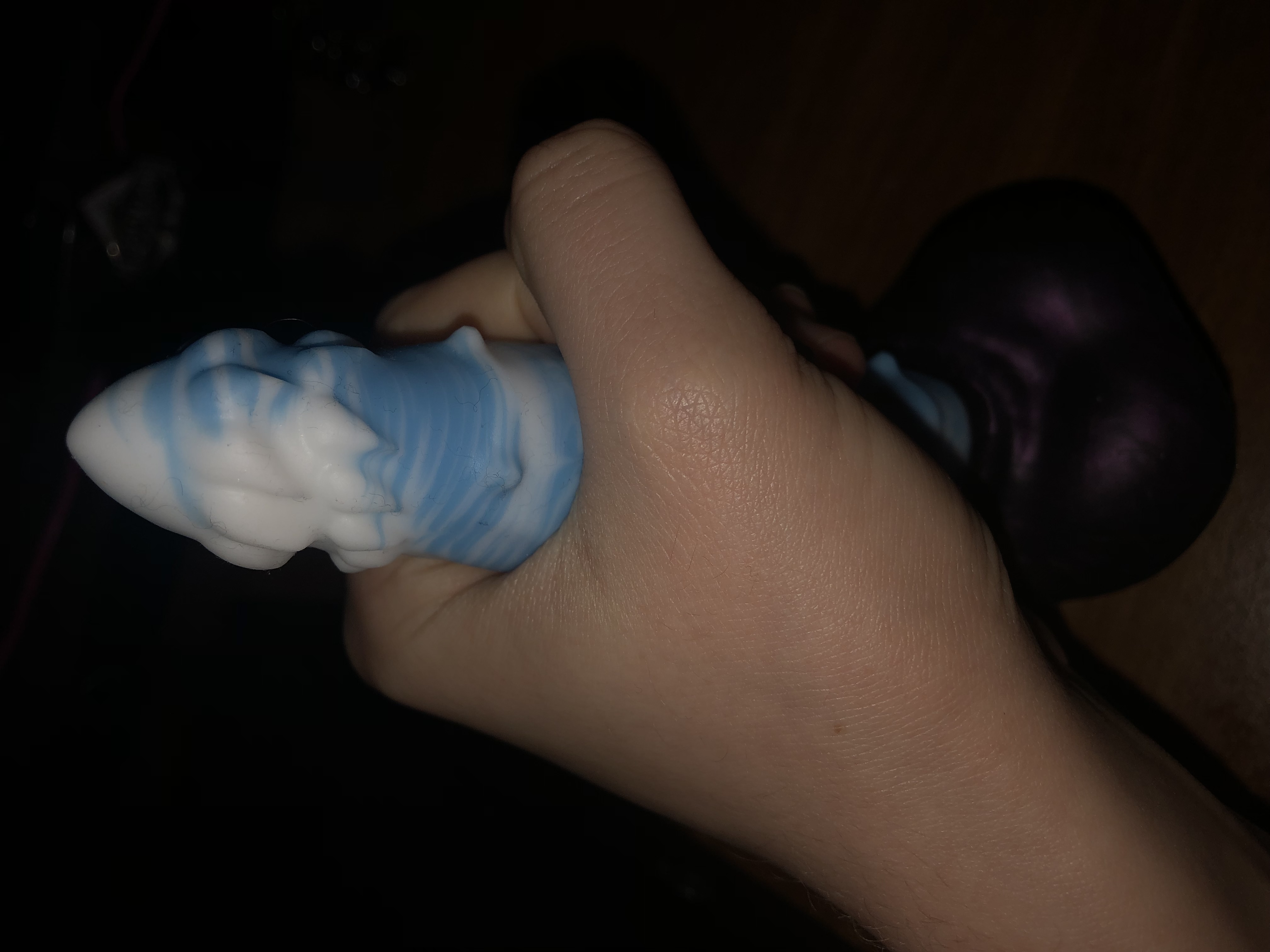 a photo for scale of my finn wth my hand clasped around it