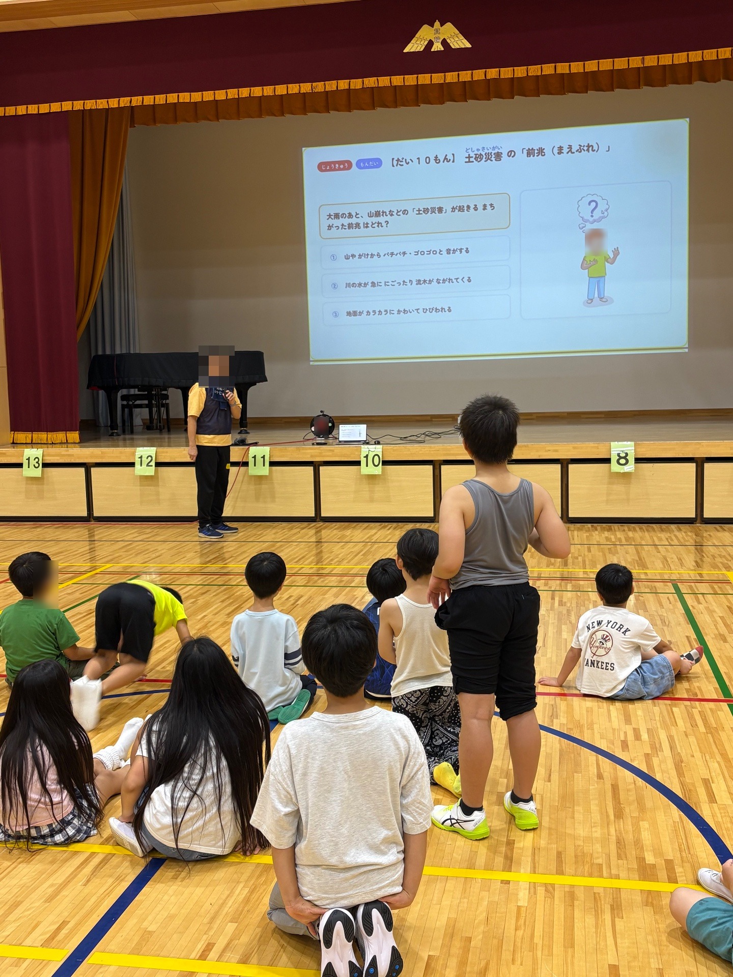 防災食の配布を受け取る子供たち