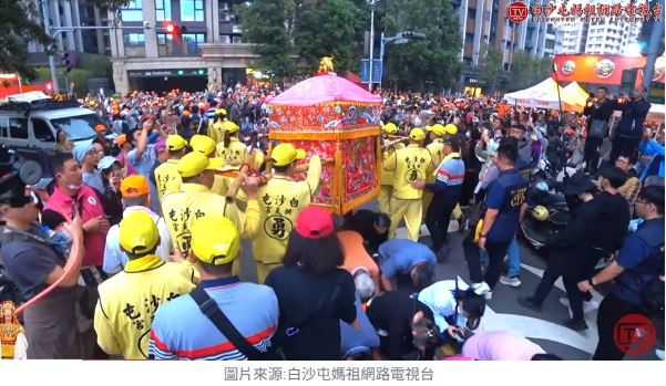 粉紅超跑進城：AI筆記白沙屯媽祖為何跨域到新北「贊境」祈福