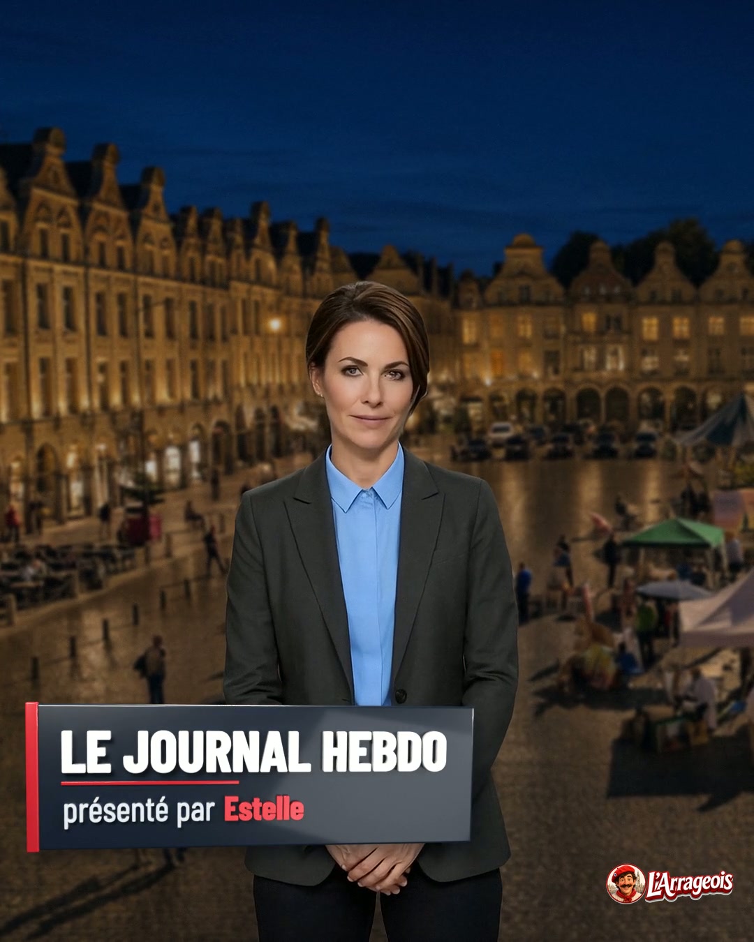 Une présentatrice en blazer gris et chemise bleue se tient devant une place urbaine illuminée au crépuscule, avec des bâtiments historiques en arrière-plan.
