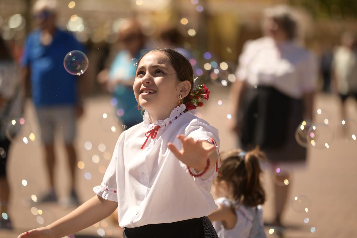 Niña jugando con pompas de jabón