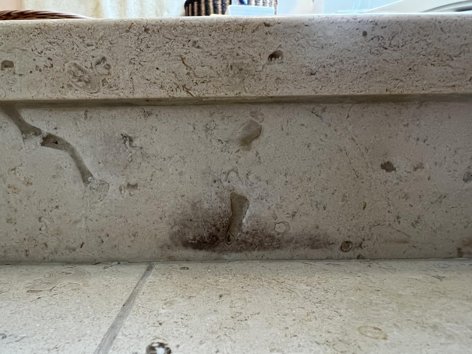Moho negro en piedra de baño