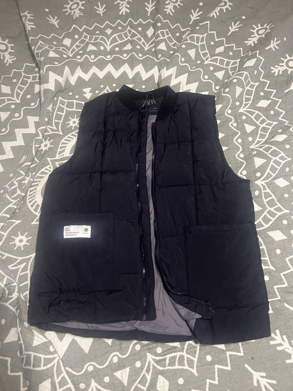Жилетки, футболки и куртки Zara