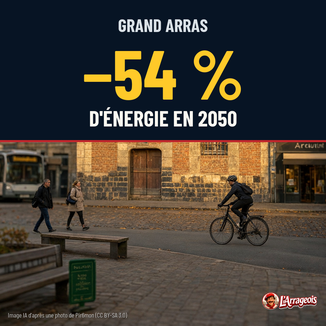 Une rue pavée d'Arras avec un cycliste, deux piétons, un bus et des bâtiments historiques au fond.