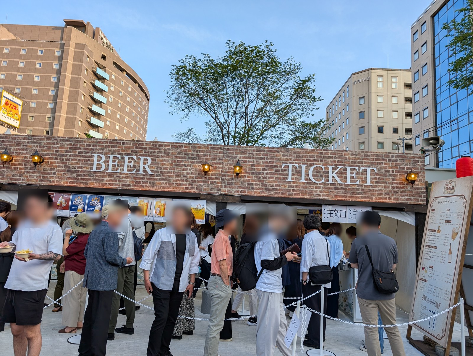 さっぽろ焼き鳥テラスのドリンクブース外観（BEER・TICKETの表示）