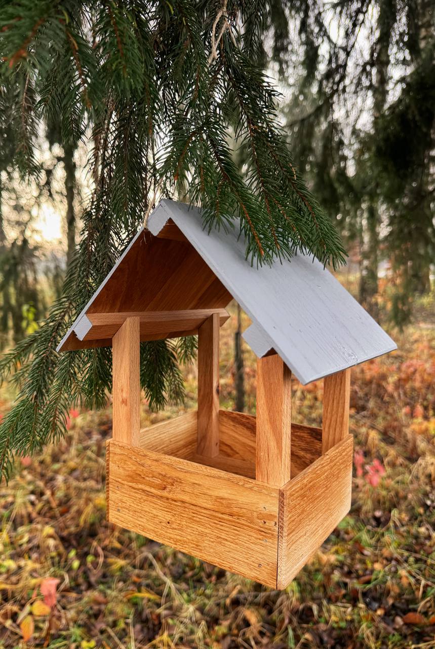 Годівничка в стилі мінімалізм на дереві