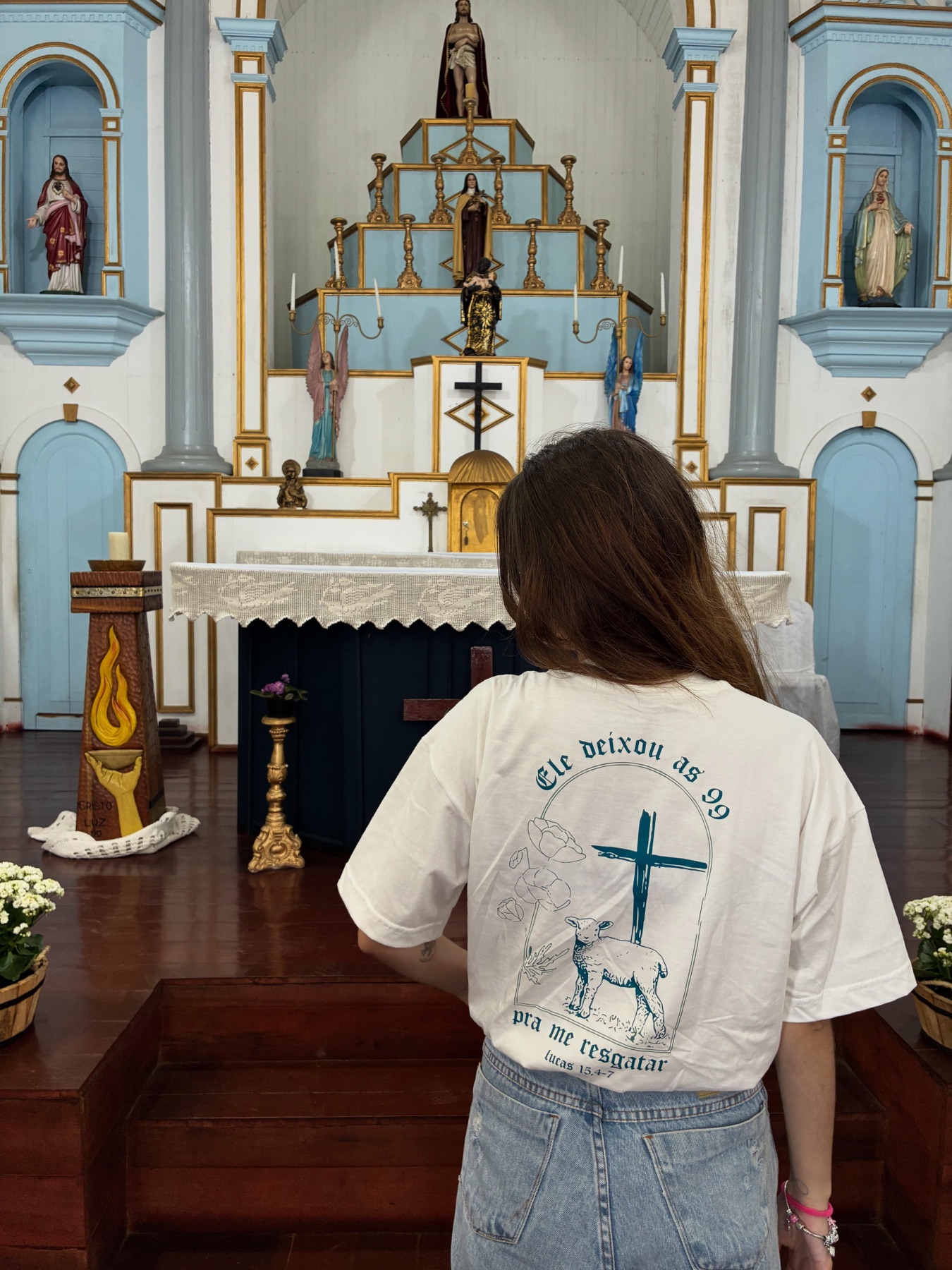 Cliente usando camiseta A Centésima da HACE na igreja