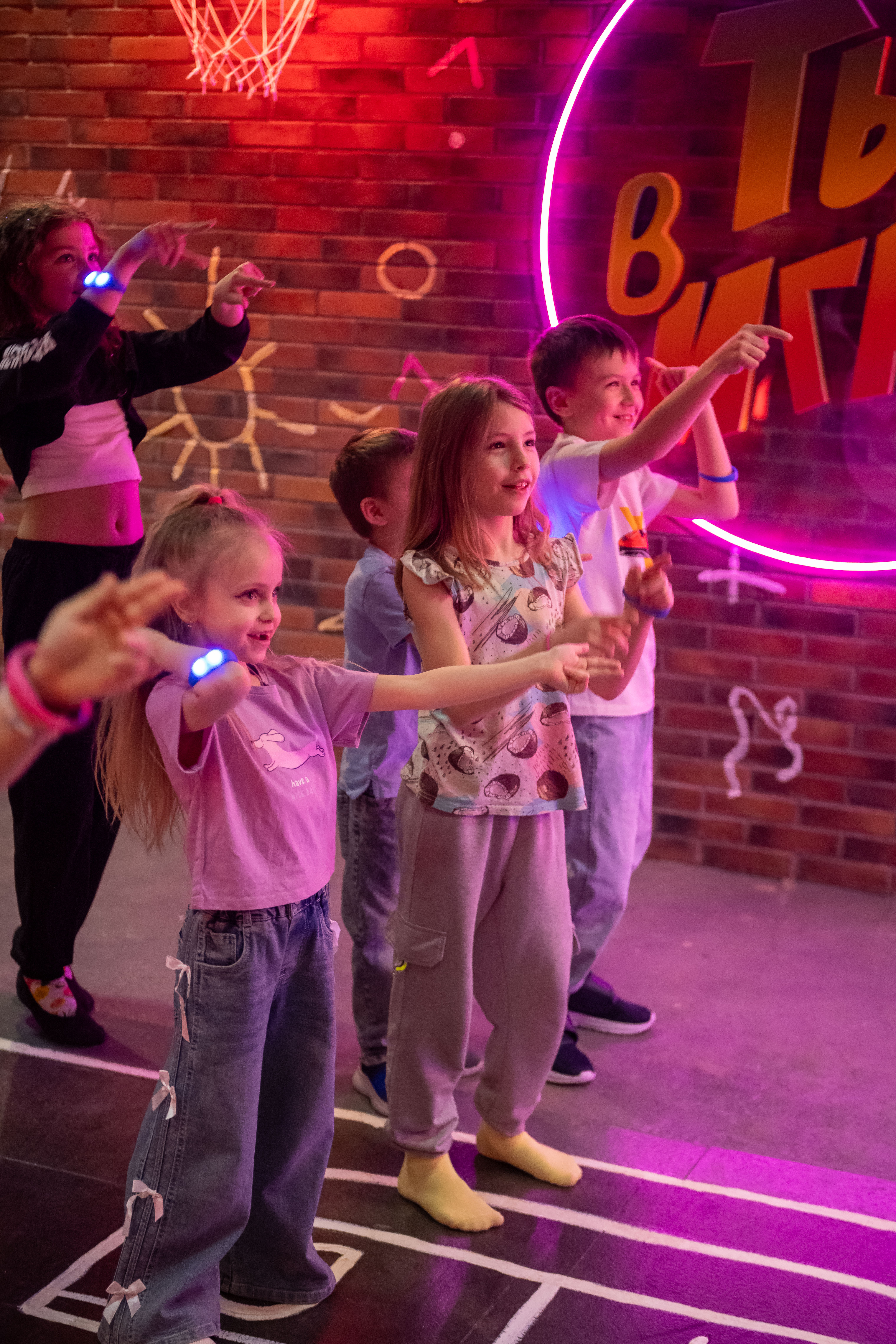 Дети танцуют со светящимися браслетами