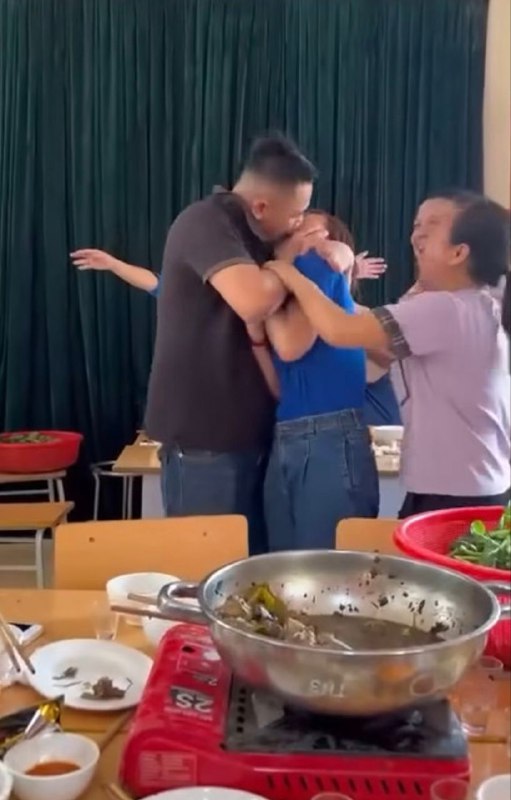 Hình ảnh họp lớp gây tranh cãi