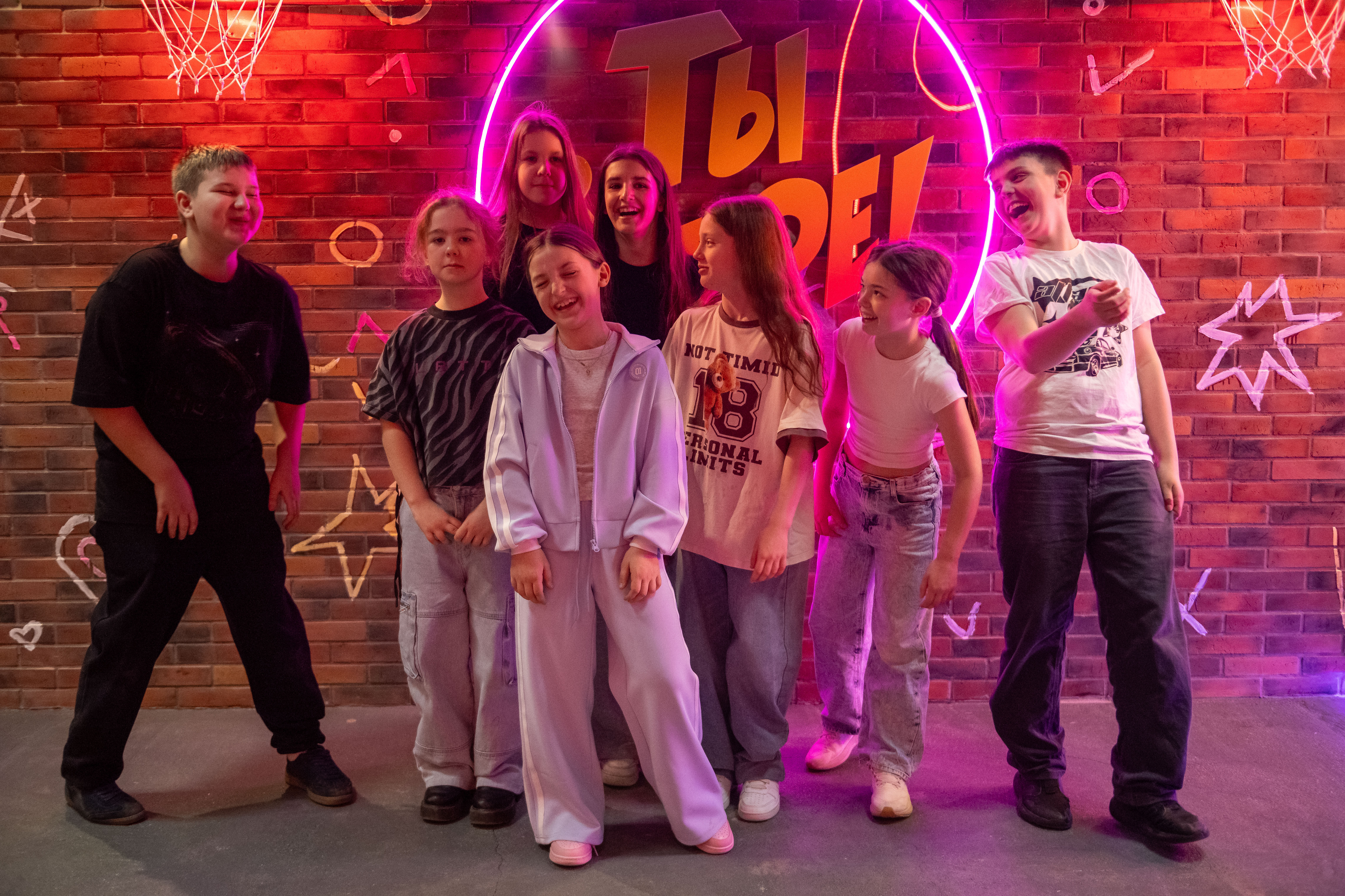 Групповое фото детей на фоне вывески Ты в Игре