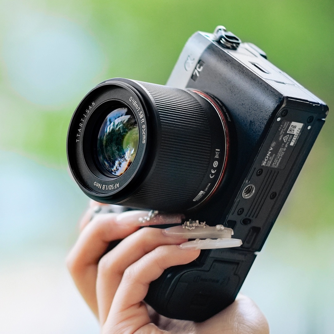TTArtisan NEO 50mm trên tay: nhỏ gọn, cầm lên là chụp
